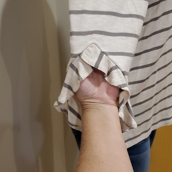 NWT Chicos Top with flutter sleeves - Picture 3 of 4